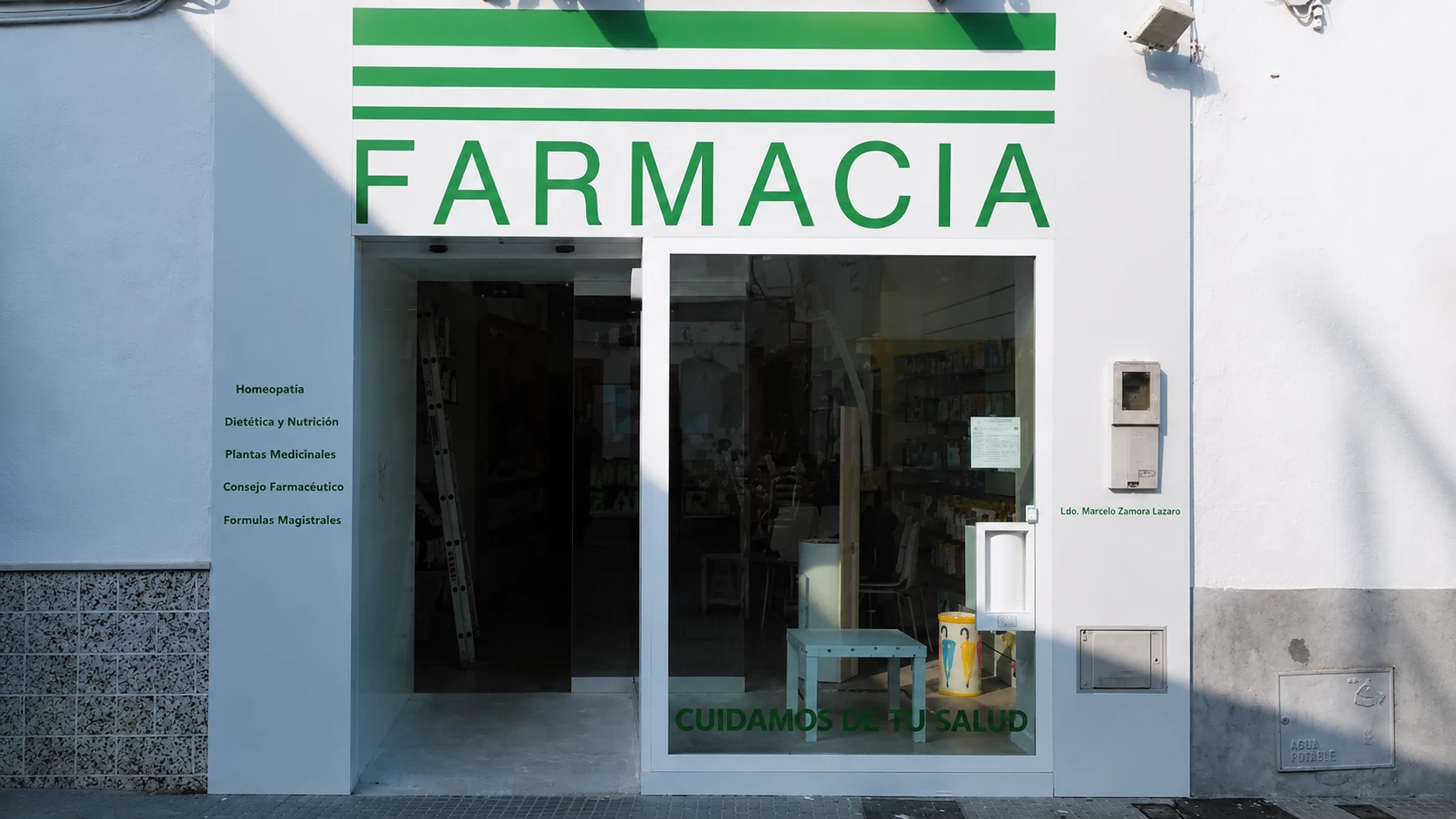Fachada comercial renovada con rotulación y vinilos personalizados