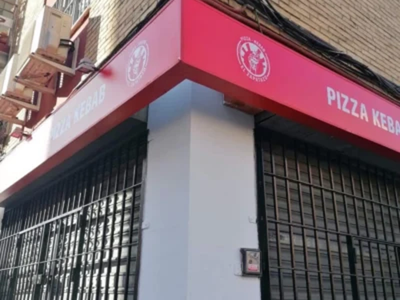 Rótulo luminoso de esquina en pizzería