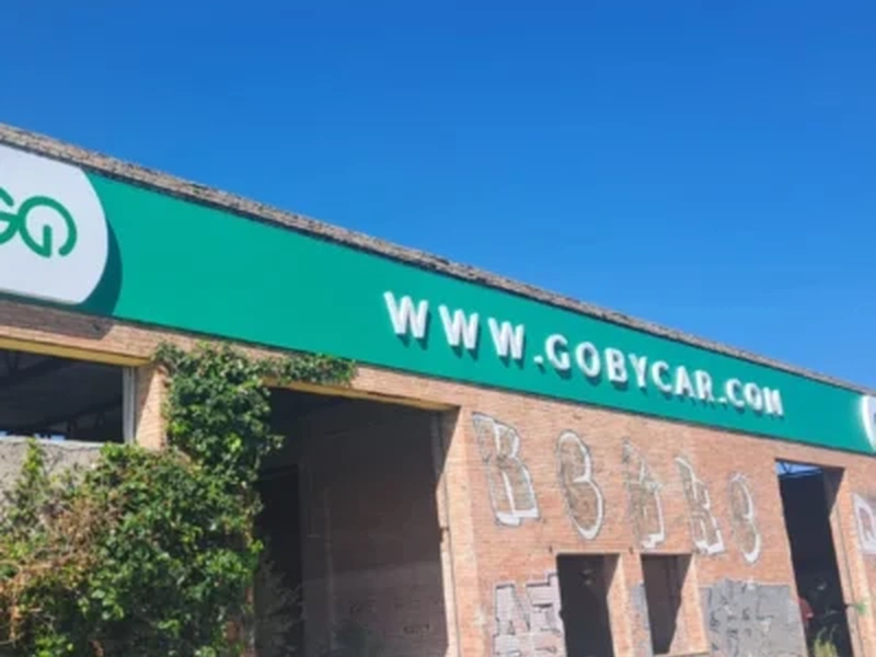 Rótulo luminoso con letras corporeas e iluminación Gobycar, alquiler de vehiculos