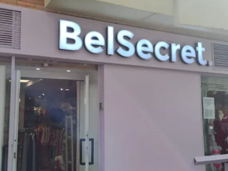 Letras corpóreas metálicas con iluminación tienda de moda