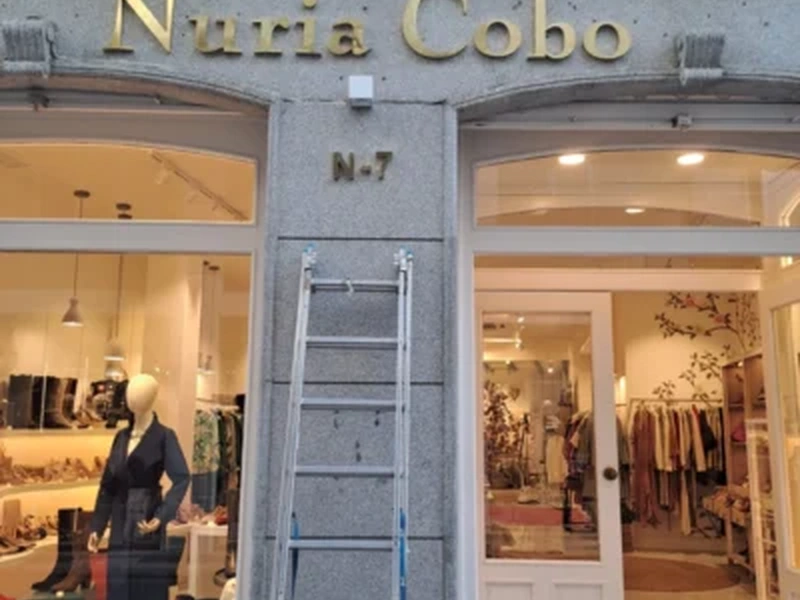 Letras corpóreas de latón efecto oro tienda de moda