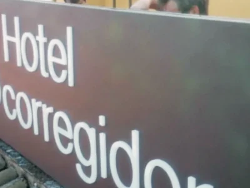 revestimiento de fachada con rótulos de gran formatos con sistema de iluminación led
