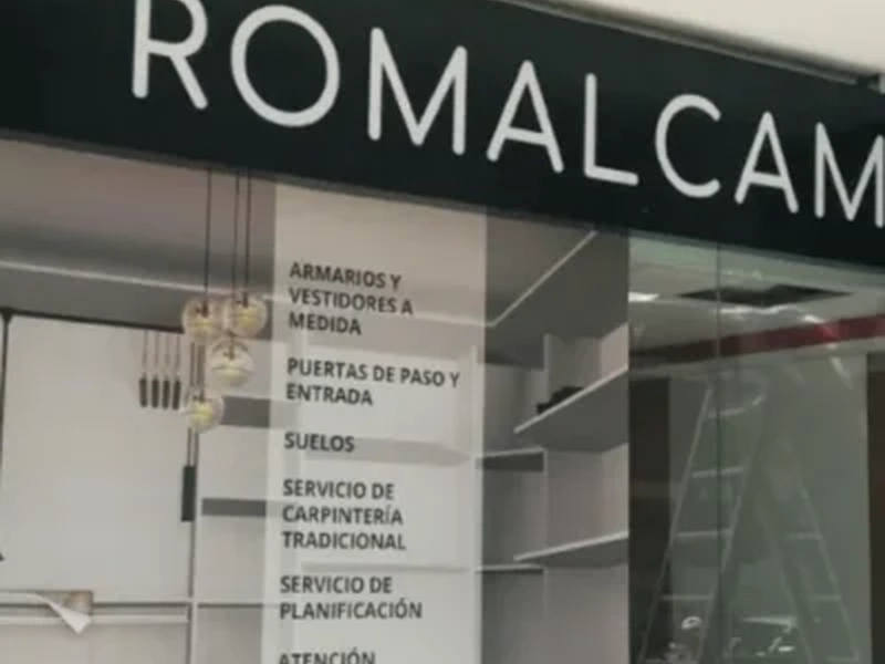 Letras corpóreas integrada en rótulo de pvc