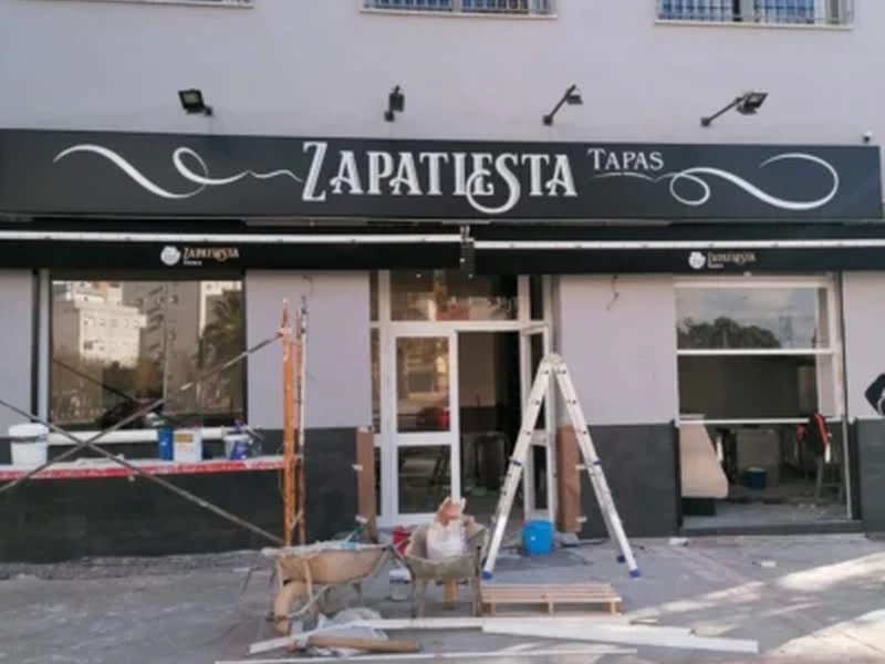 Fachada de local con rótulo luminosos restaurante